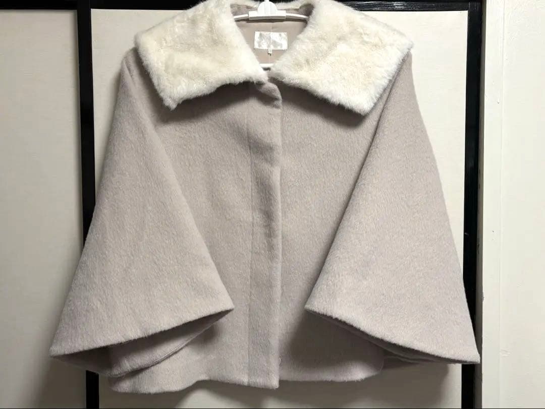 き*る様 新品　LILLIAN CARAT フェイクファービッグカラーケープコー