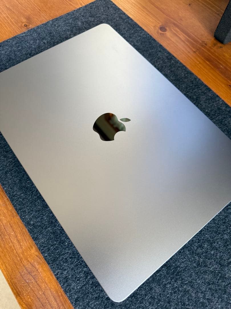 美品 MacBook Air 13.6インチ M2チップ搭載 スペースグレー