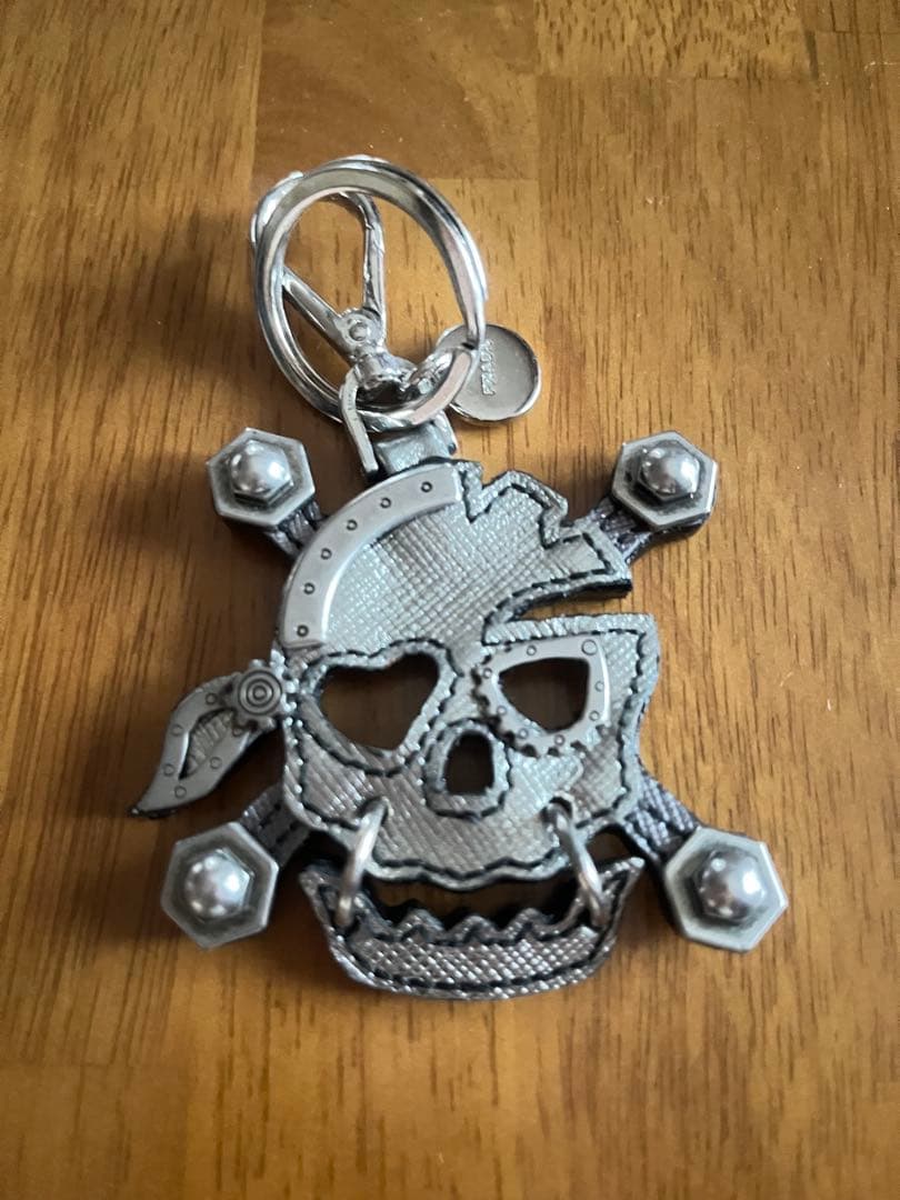 美品！プラダ　スカル　キーホルダー