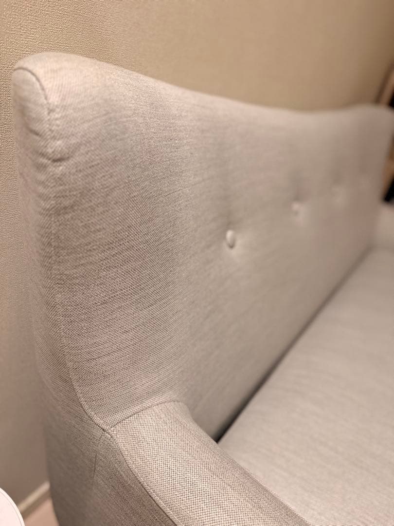 グレーのファブリック2人掛けソファ