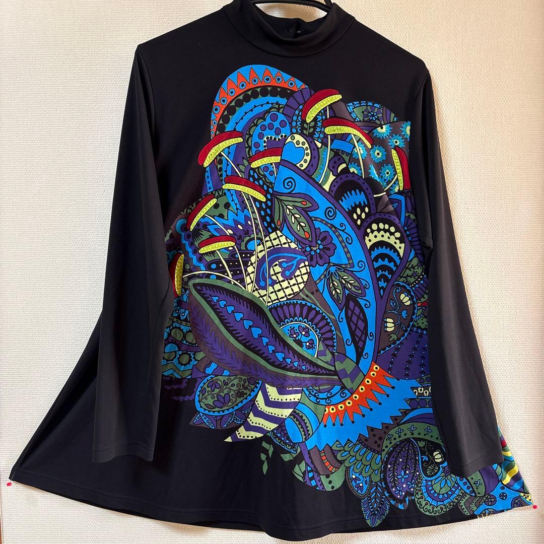 【未使用に近い】✨トクコプルミエヴォル✨黒地にダイナミックな柄の長袖チュニック❣️