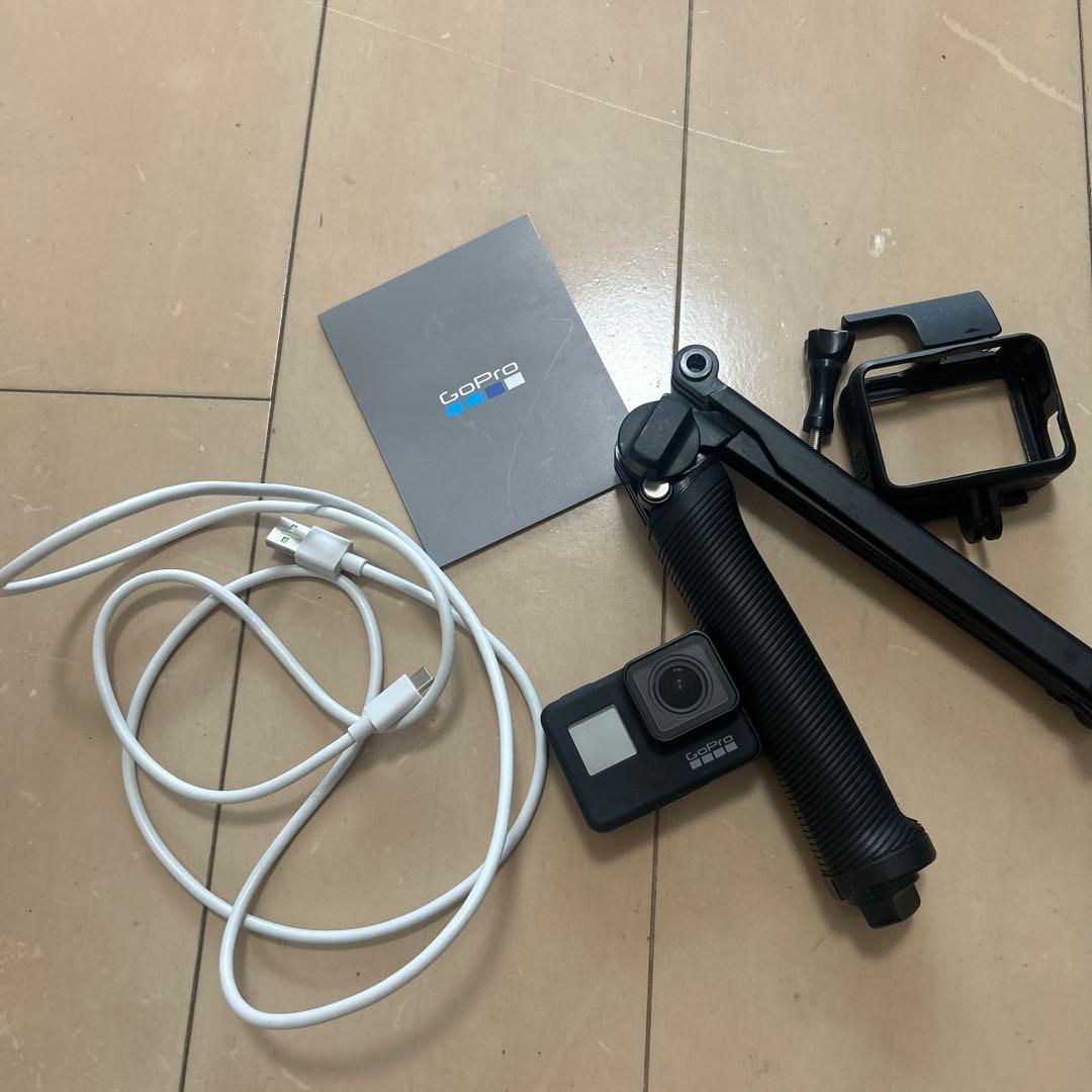 GoPro Hero7 本体と充電ケーブル