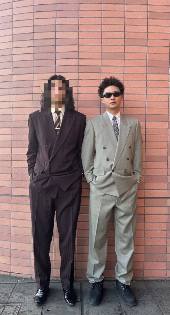 くすみグリーンダブルブレストスーツ ネクタイ付き