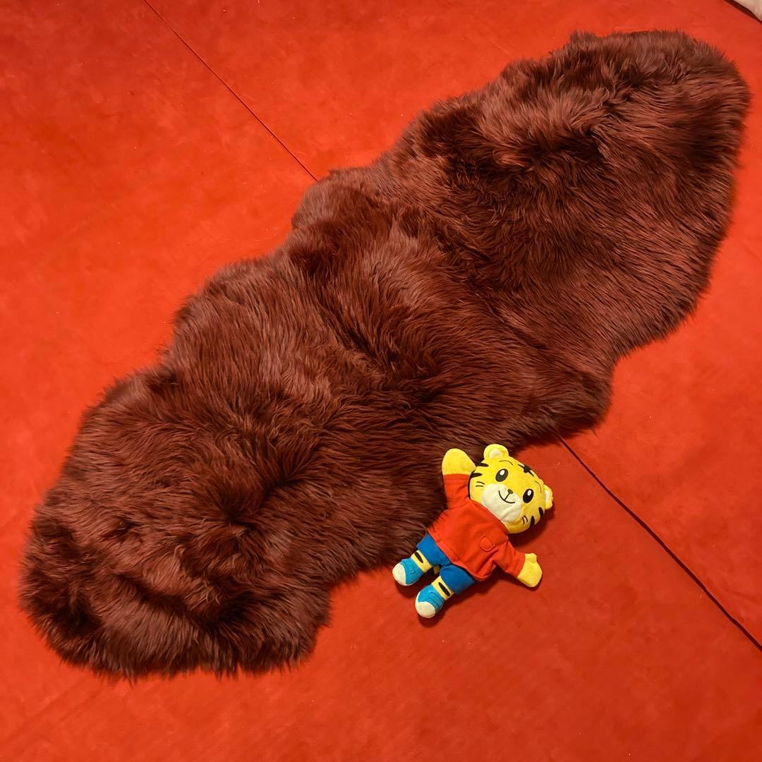 《新品・未使用》ムートンラグ 約170cm x 70cmワインレッド