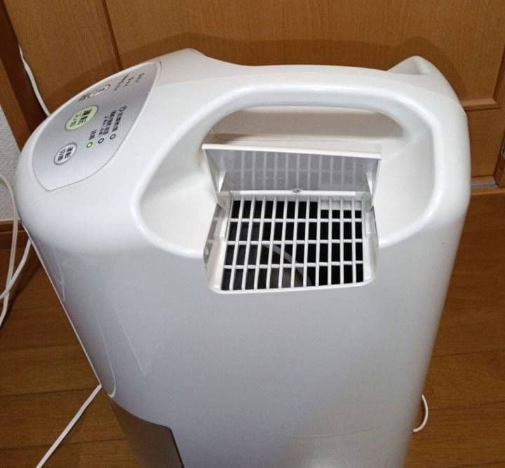 CORONA衣類乾燥除湿機 。 2018年製。