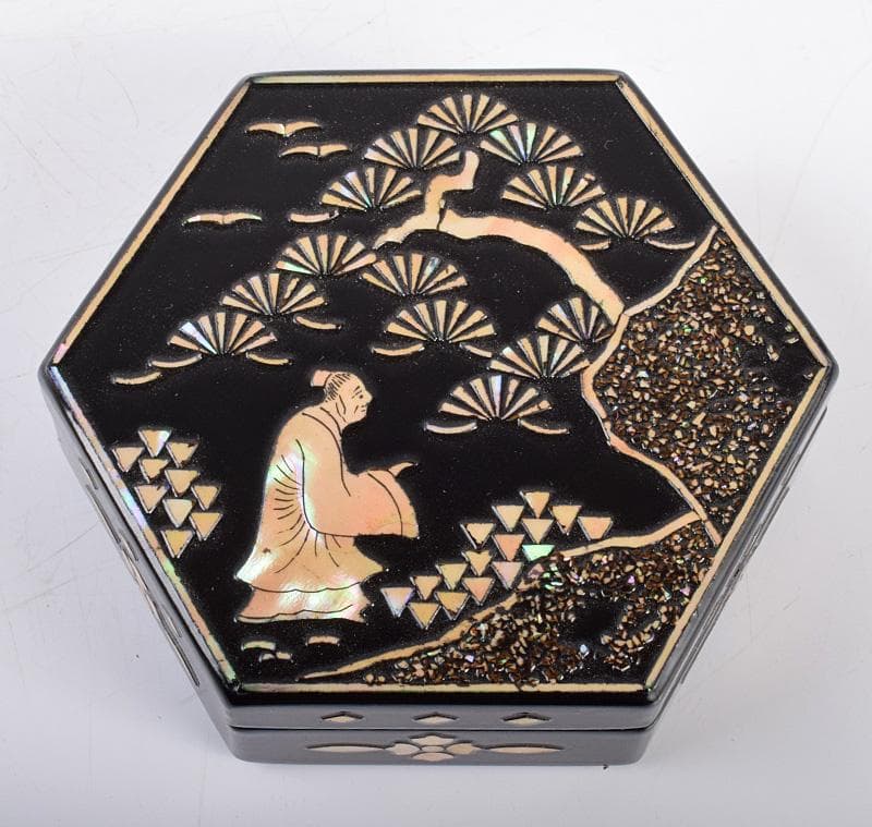 茶道具　源陵香作　青貝螺鈿　六角松人物図　香合　共箱　V　3573