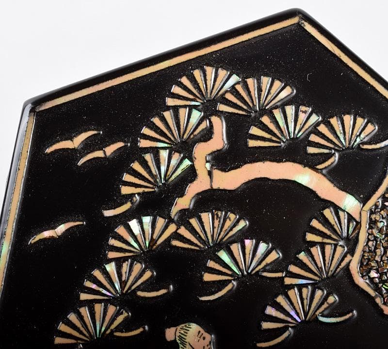 茶道具　源陵香作　青貝螺鈿　六角松人物図　香合　共箱　V　3573