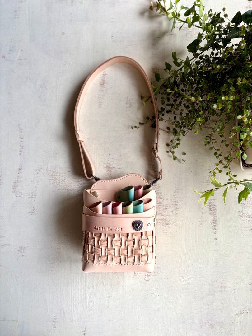 ヌメ革ナチュラル、メッシュワークの大容量シザーケース