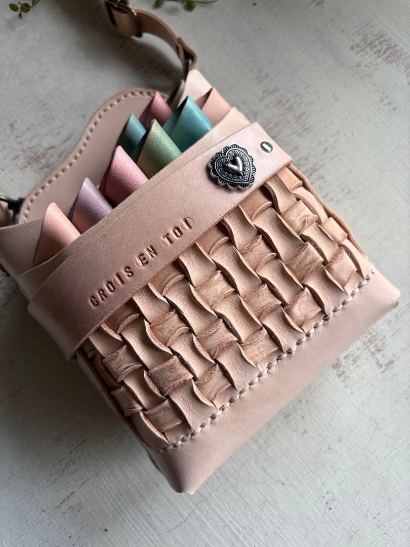 ヌメ革ナチュラル、メッシュワークの大容量シザーケース