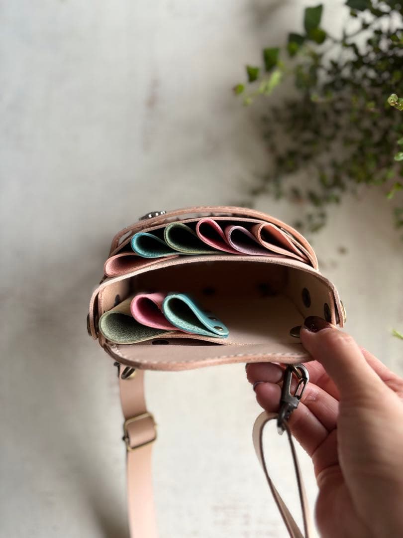 ヌメ革ナチュラル、メッシュワークの大容量シザーケース