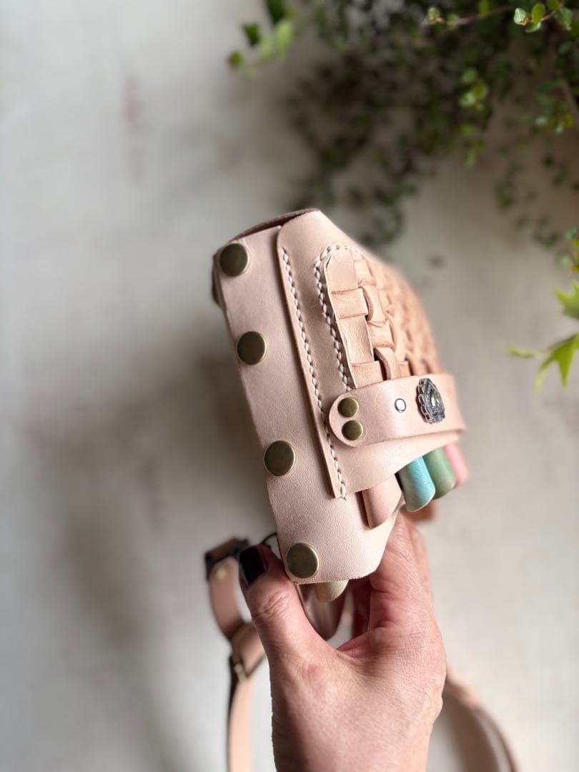 ヌメ革ナチュラル、メッシュワークの大容量シザーケース