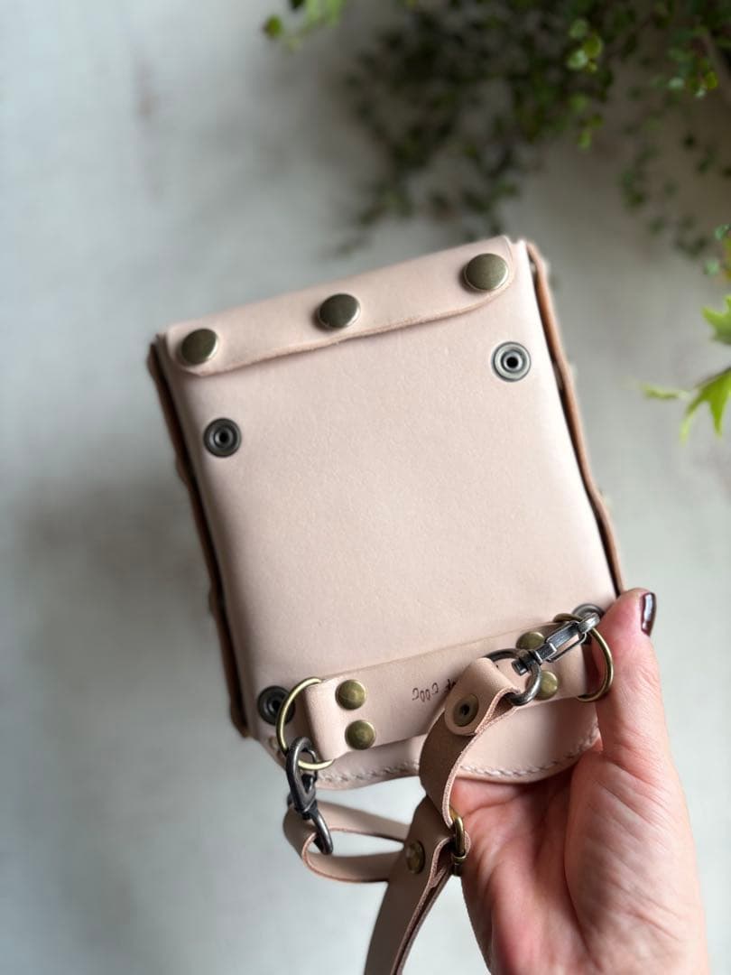 ヌメ革ナチュラル、メッシュワークの大容量シザーケース