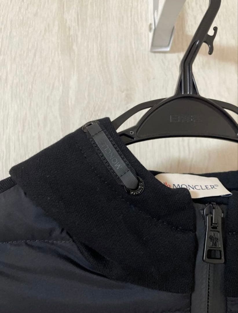 MONCLER ブラック ダウンジャケット フード付き