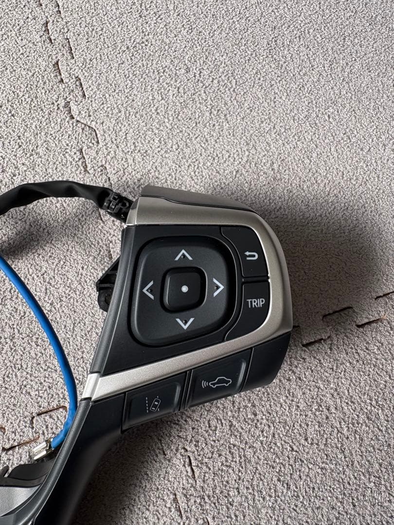 ハリアー60系　ステアリングスイッチ　美品 ノア・ヴォクシー 80 流用