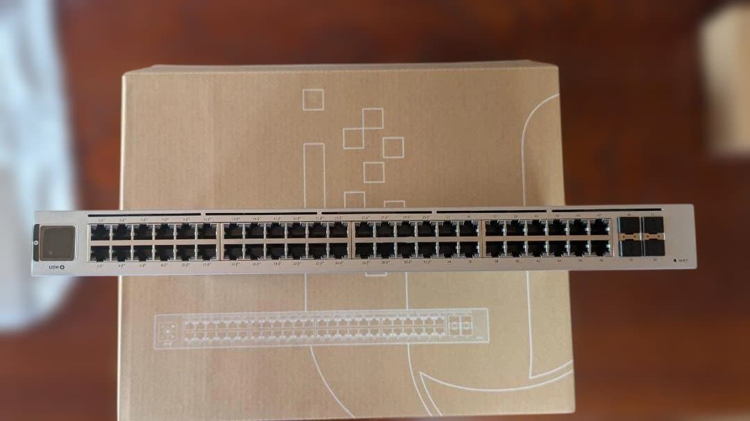 【値下げ !】switch 48 ports USW-48-PoE (195W)