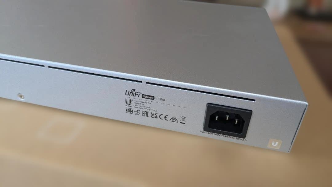 【値下げ !】switch 48 ports USW-48-PoE (195W)