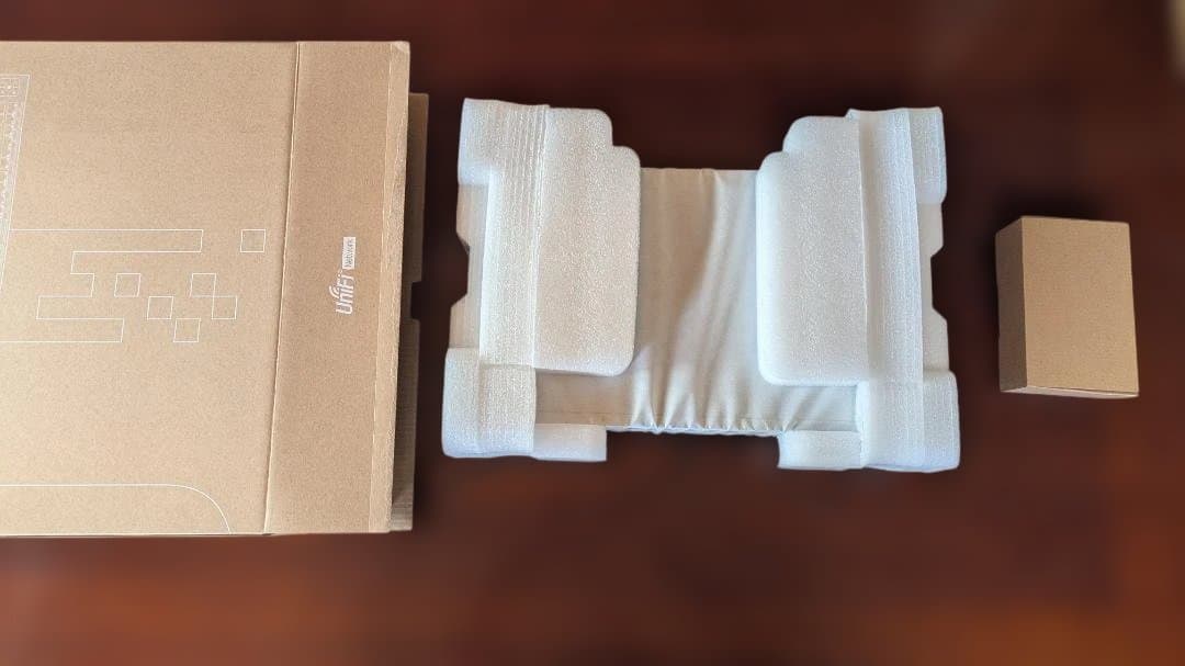 【値下げ !】switch 48 ports USW-48-PoE (195W)