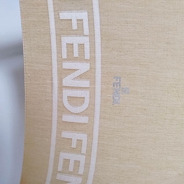 フェンディ　晴雨兼用　日傘　折りたたみ　　ロゴ　傘袋付き　クリーム色