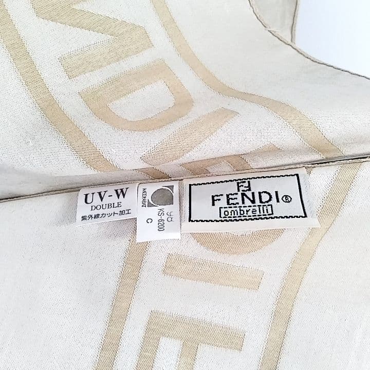 フェンディ　晴雨兼用　日傘　折りたたみ　　ロゴ　傘袋付き　クリーム色