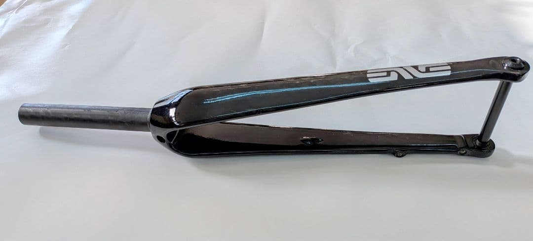 カーボン フロントフォーク ブラック、ディスク仕様。