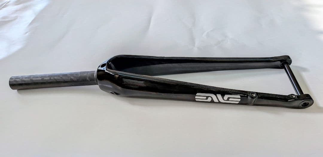 カーボン フロントフォーク ブラック、ディスク仕様。