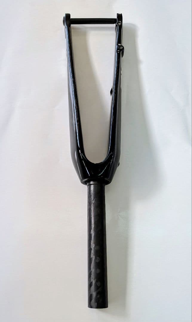 カーボン フロントフォーク ブラック、ディスク仕様。