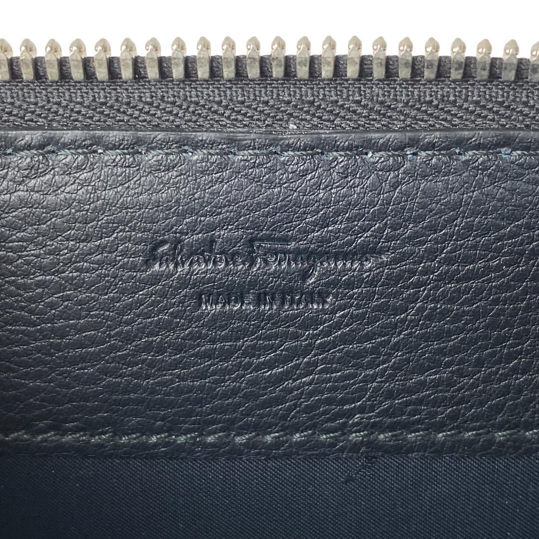 美品 フェラガモFERRAGAMO クラッチバッグ ロゴスタッズ 24-A121