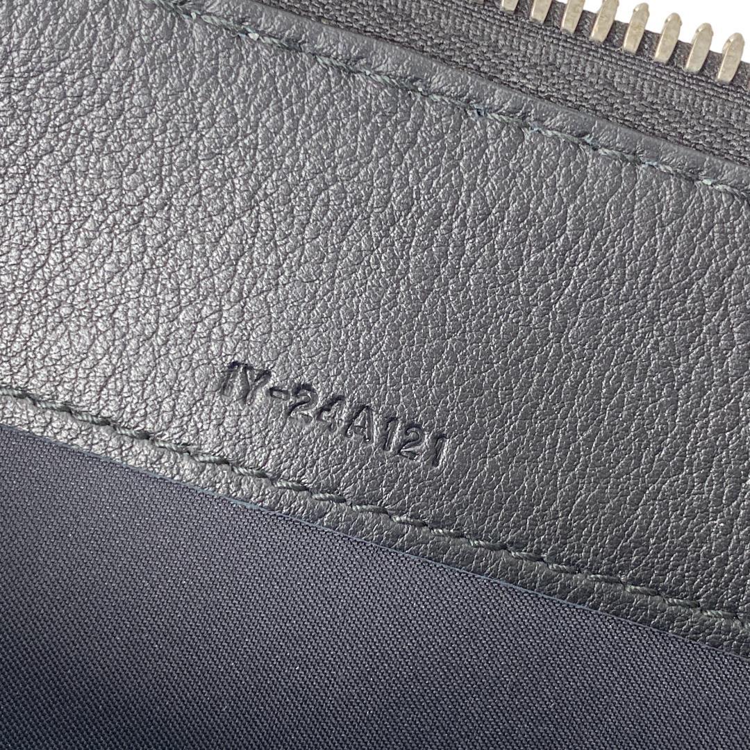 美品 フェラガモFERRAGAMO クラッチバッグ ロゴスタッズ 24-A121