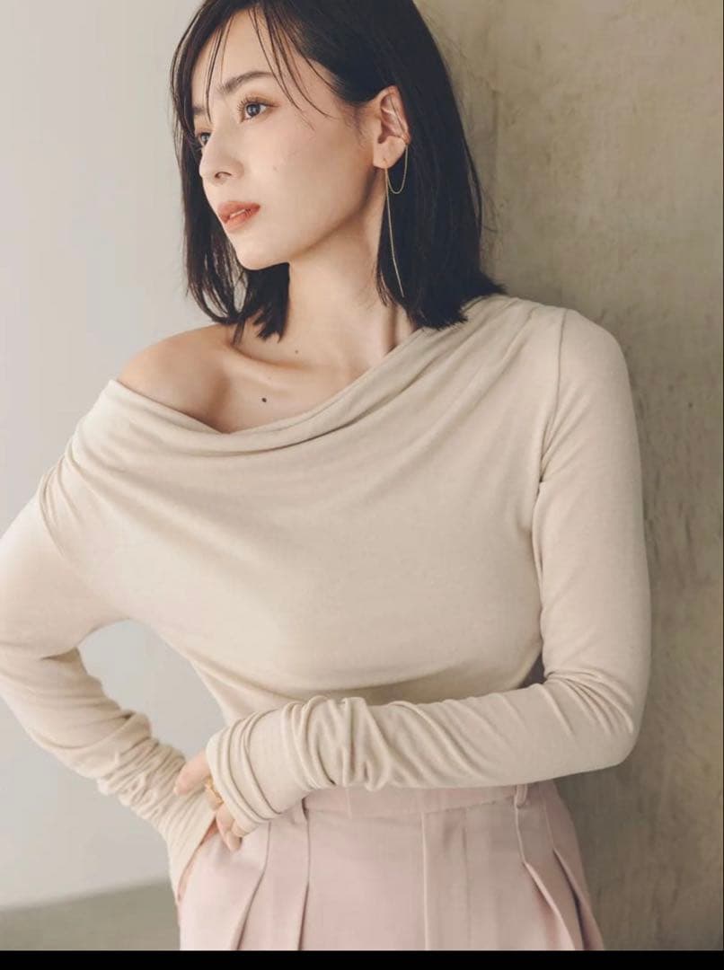 【超人気完売品】 ánuansアニュアンスギャザードレープカットトップス着用1回