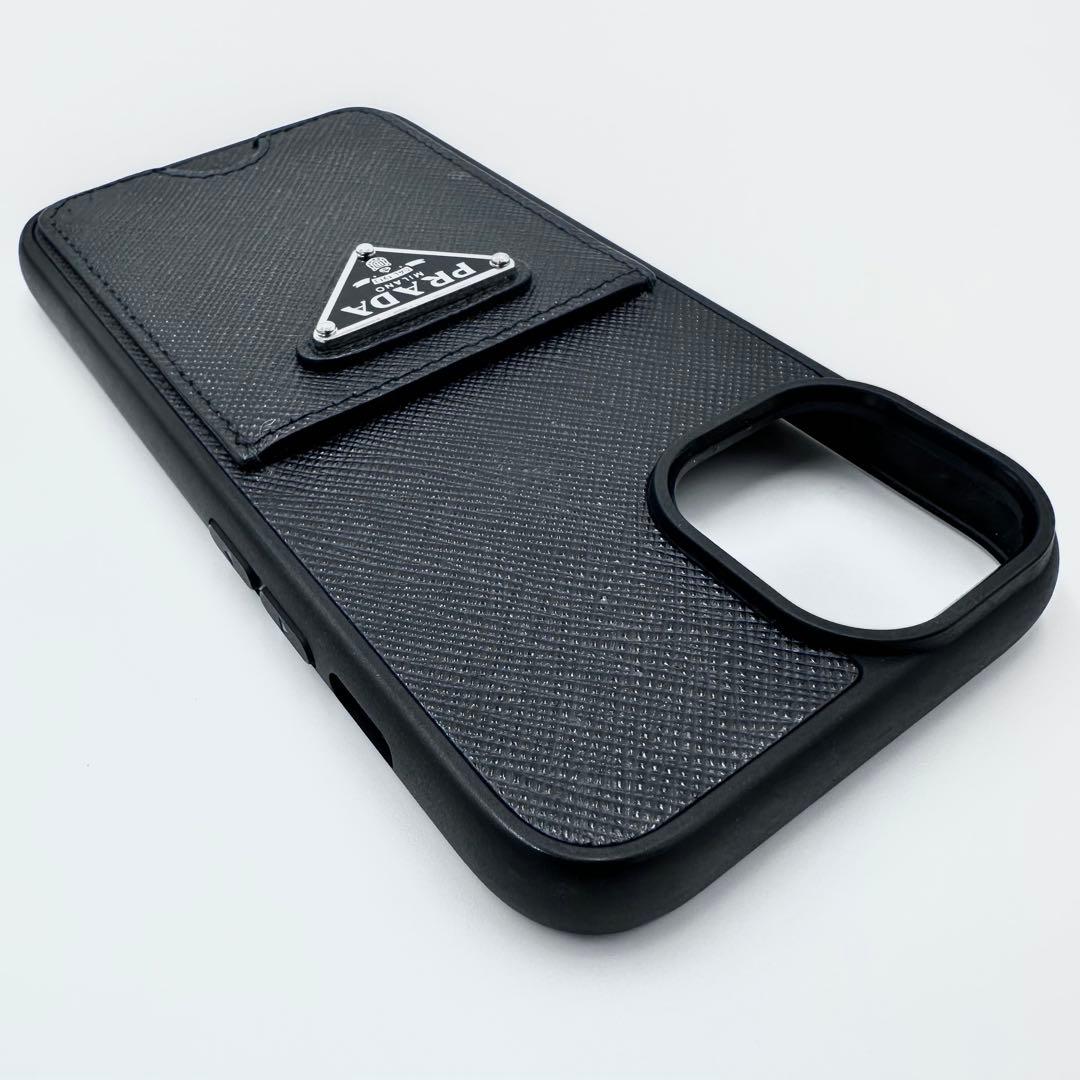 プラダ iPhone14ケース 1ZH162 三角プレート サフィアーノレザー黒