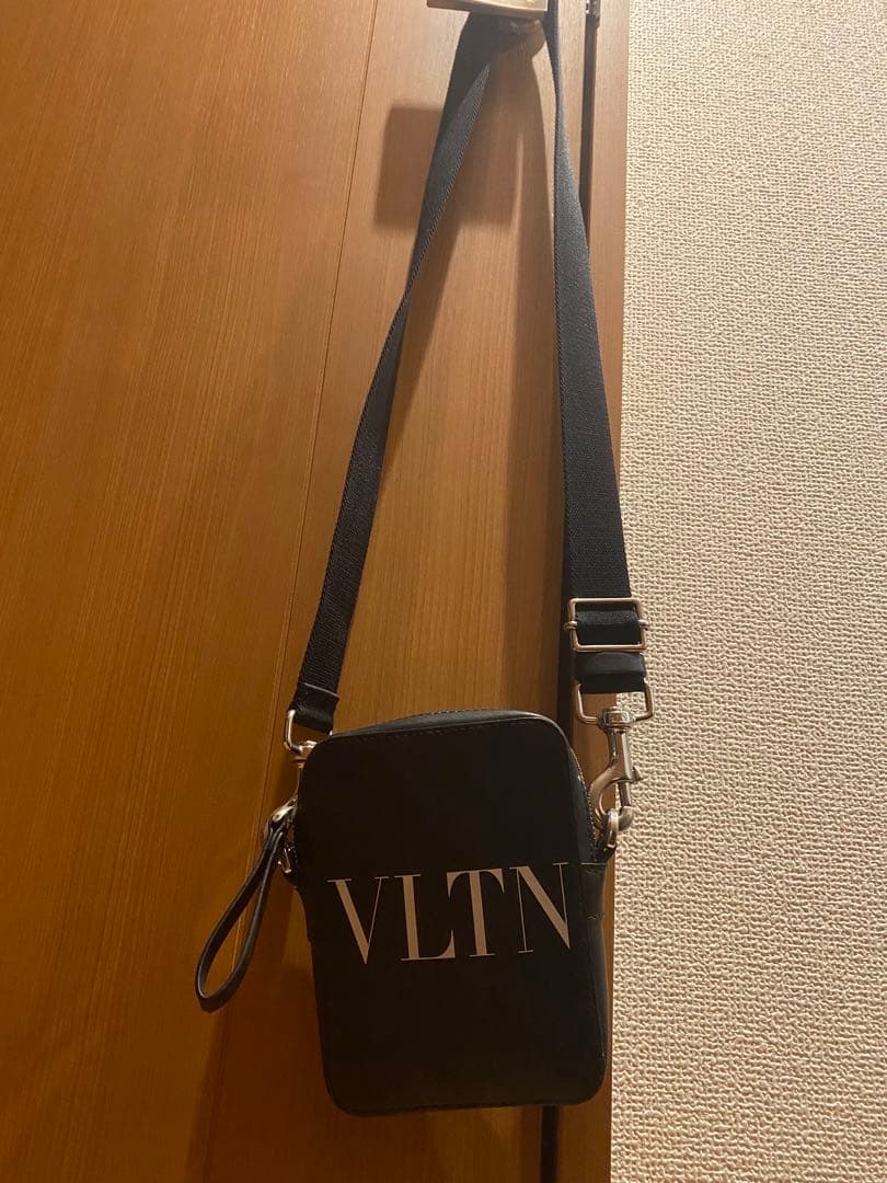 VALENTINO ブラック ショルダーバッグ