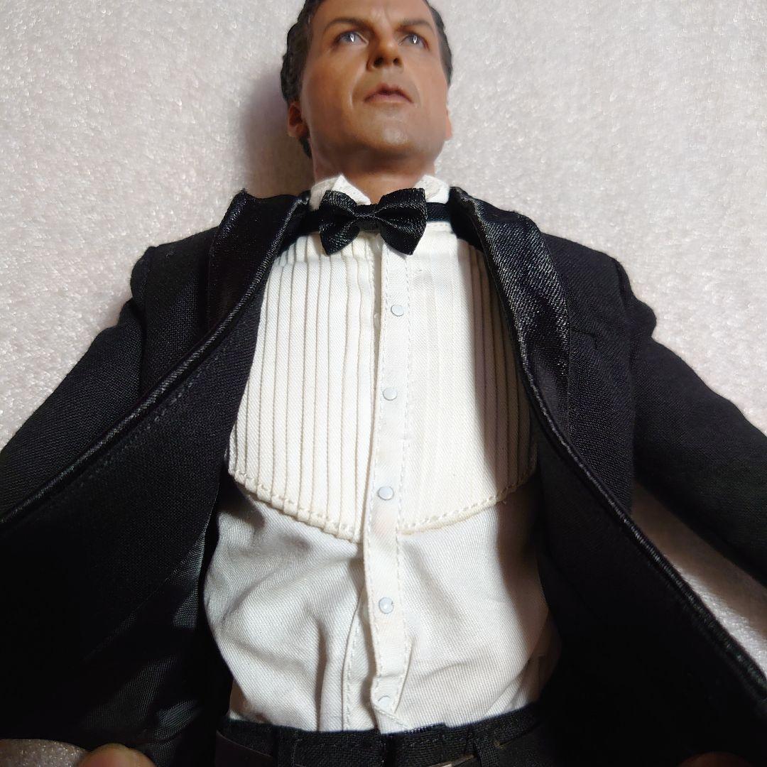 最終値下げ ホットトイズ ブルース・ウェイン 1/6 フィギュア