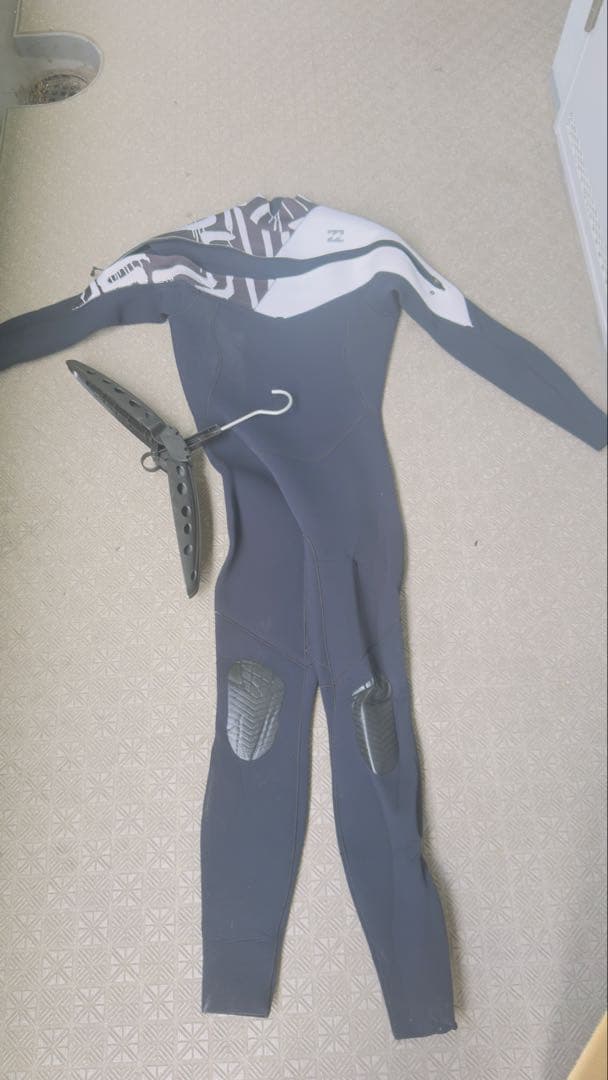 BILLABONG フルスーツ Lサイズ ゼブラ柄　ハンガー付き