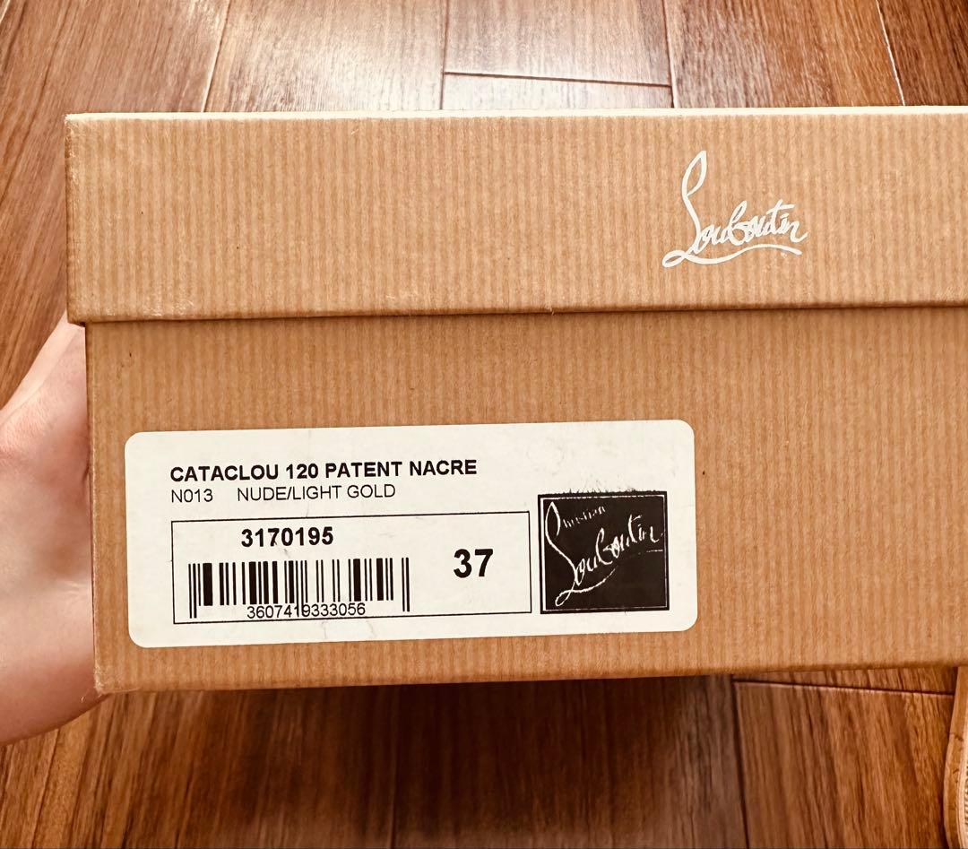 n*n　ルブタン　ベージュエナメルサンダル