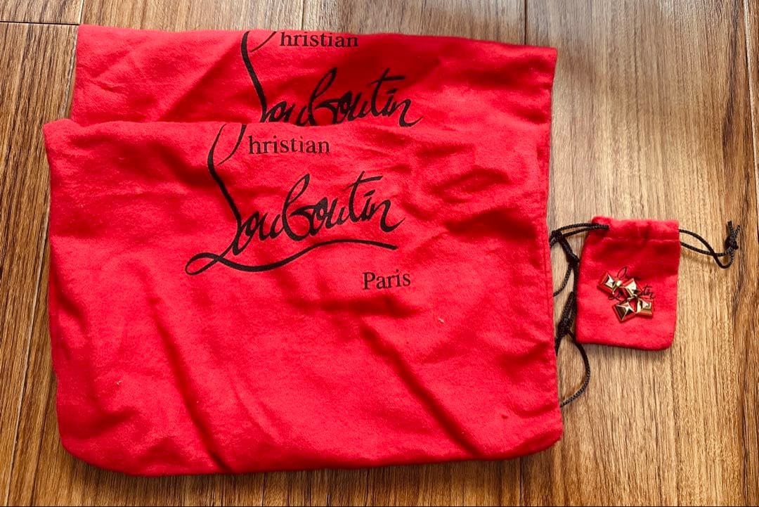 n*n　ルブタン　ベージュエナメルサンダル