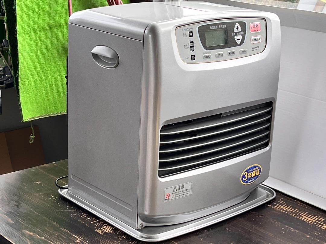 未使用品　現品限り　ブルーヒーター　９ℓ　日本製　プラチナシルバー