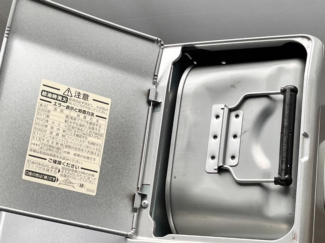 未使用品　現品限り　ブルーヒーター　９ℓ　日本製　プラチナシルバー