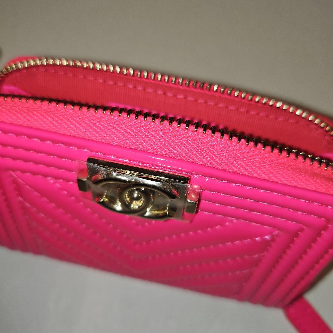 CHANELボーイシャネル　ネオンピンク 　キルティング エナメル　ケース