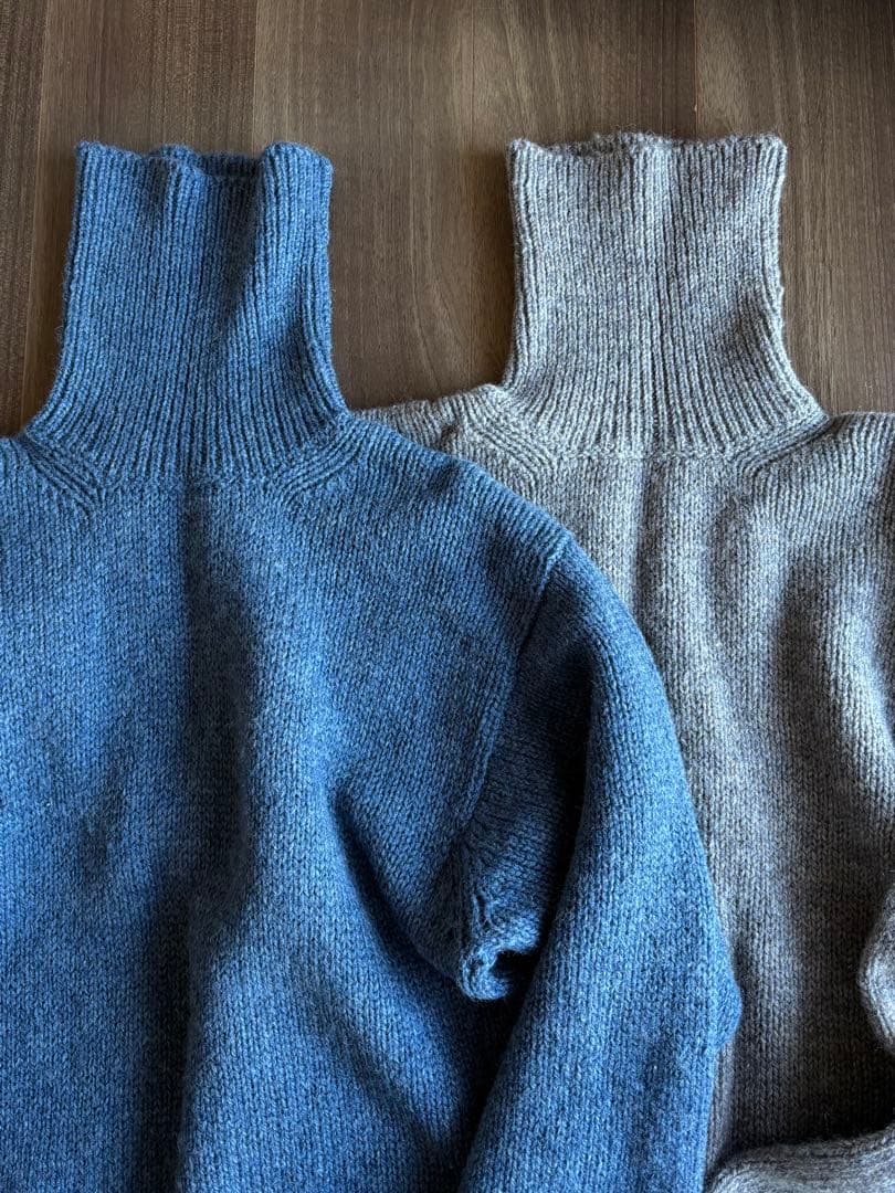 INVERALLAN ブルー タートルネック ニット インバーアラン