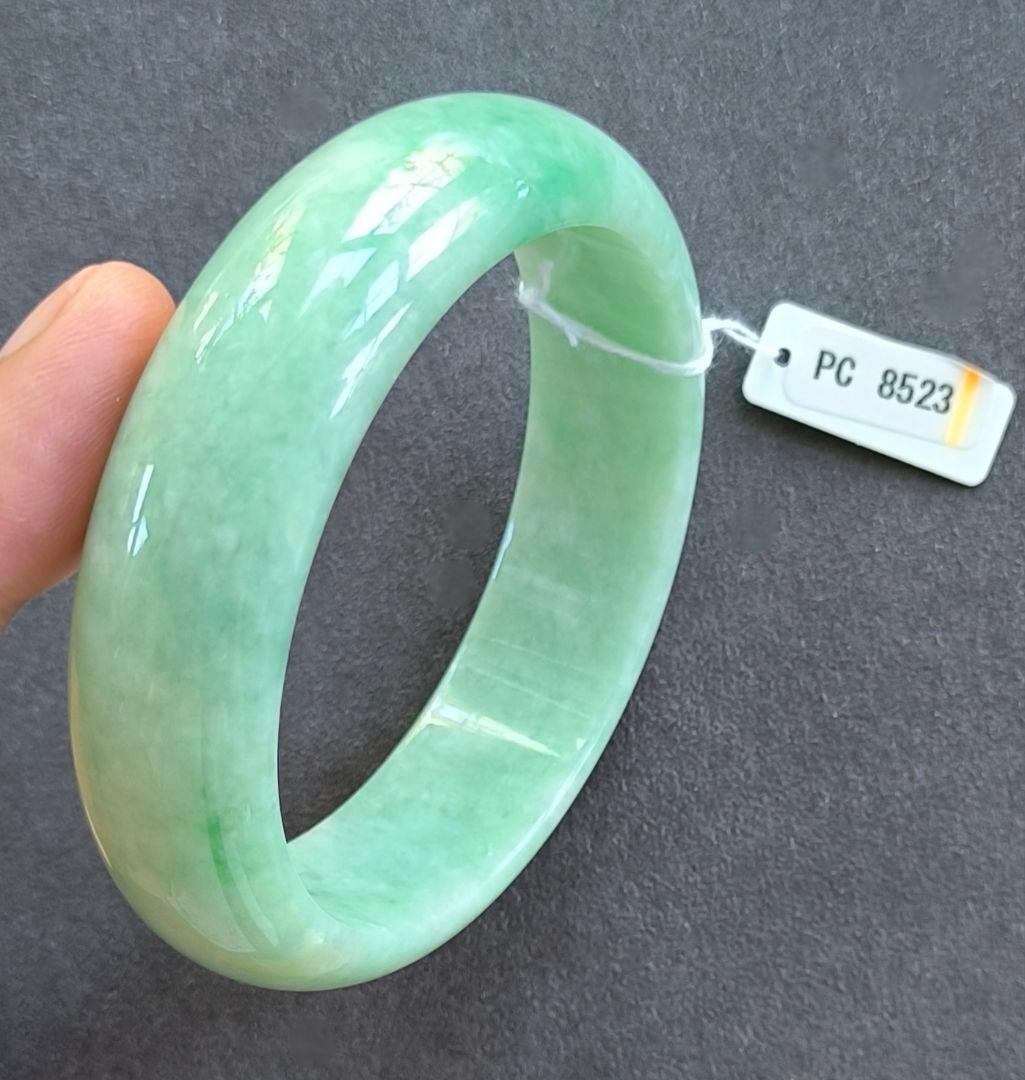 【日本鑑別書付:阳绿:大径】ミャンマー産本翡翠のバングル（内径61ミリ）8523