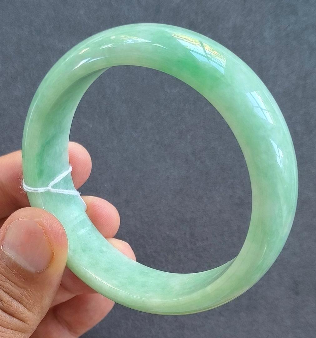 【日本鑑別書付:阳绿:大径】ミャンマー産本翡翠のバングル（内径61ミリ）8523