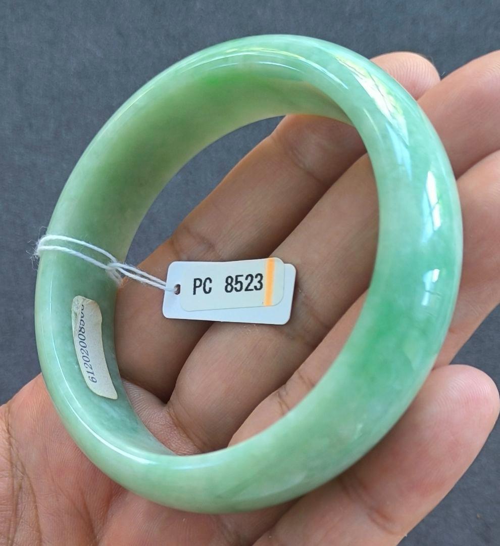 【日本鑑別書付:阳绿:大径】ミャンマー産本翡翠のバングル（内径61ミリ）8523