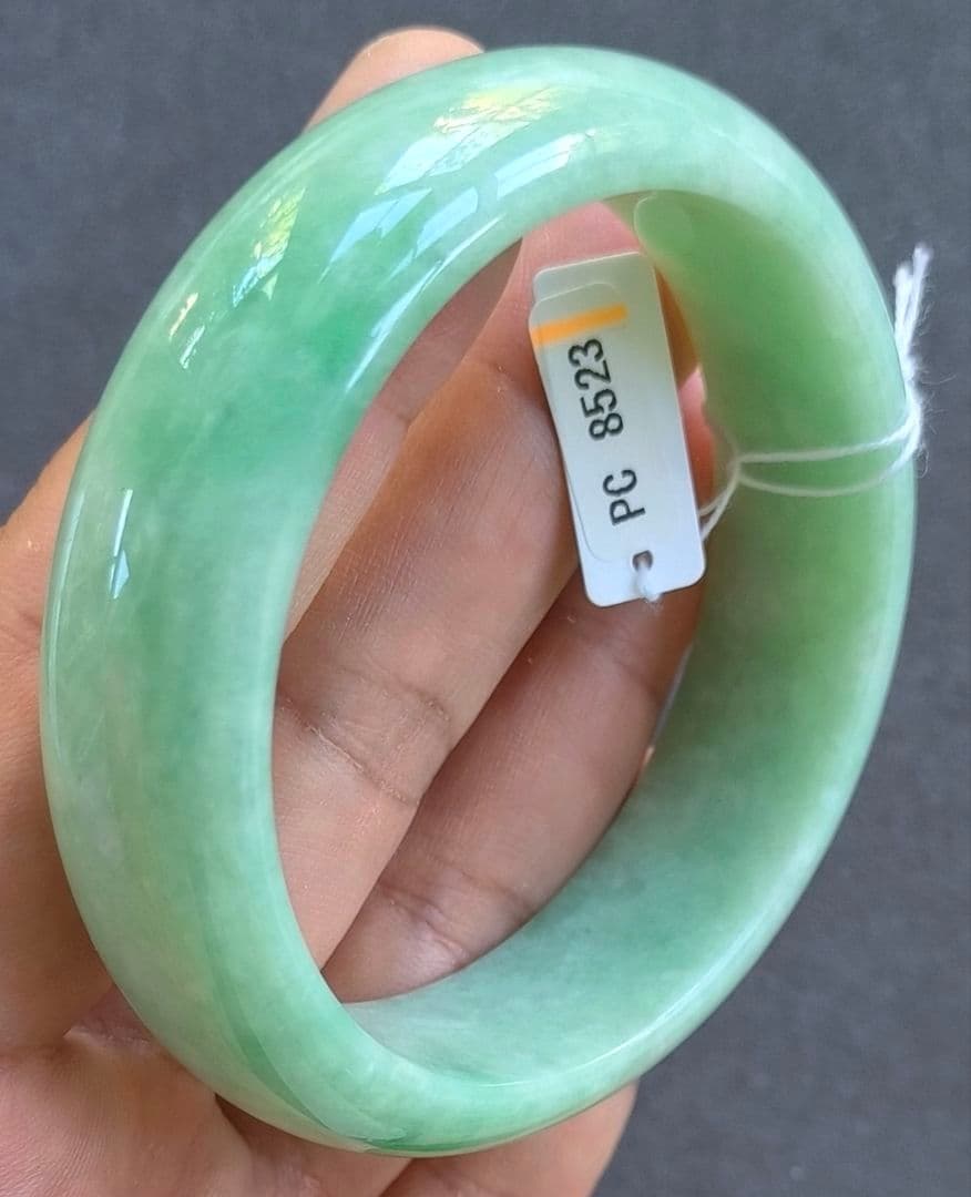 【日本鑑別書付:阳绿:大径】ミャンマー産本翡翠のバングル（内径61ミリ）8523