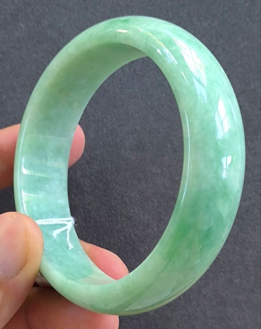 【日本鑑別書付:阳绿:大径】ミャンマー産本翡翠のバングル（内径61ミリ）8523