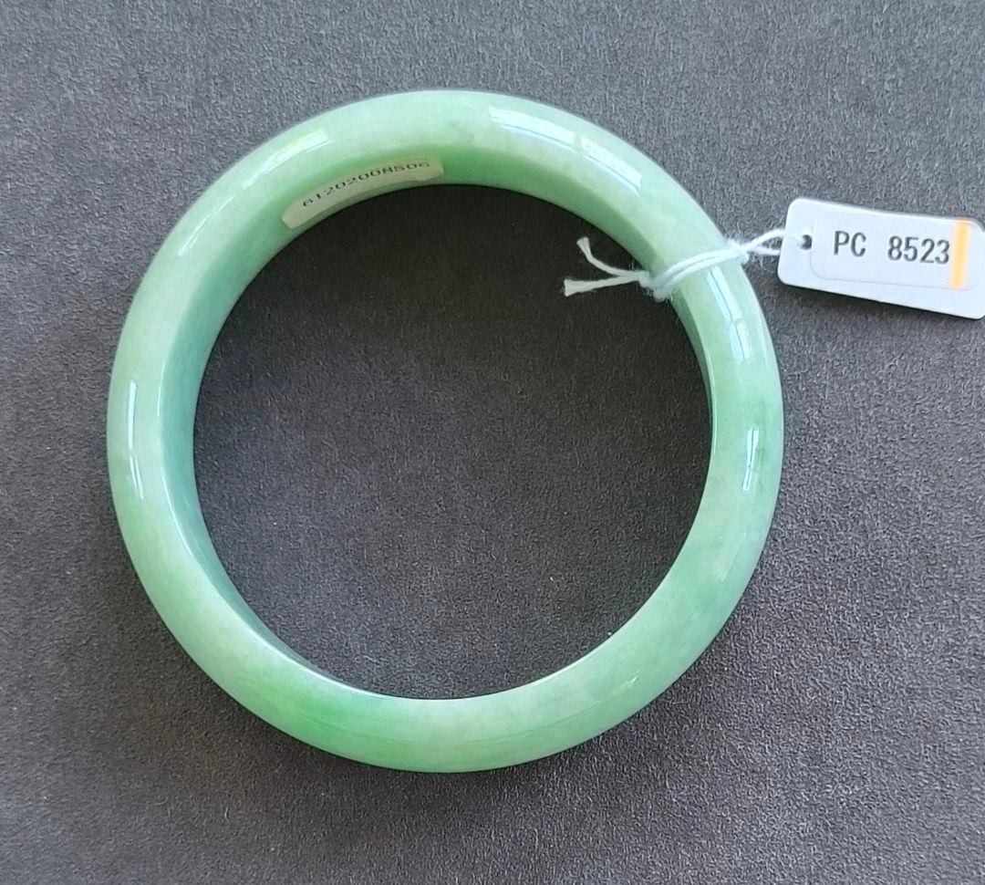 【日本鑑別書付:阳绿:大径】ミャンマー産本翡翠のバングル（内径61ミリ）8523