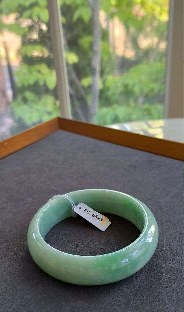 【日本鑑別書付:阳绿:大径】ミャンマー産本翡翠のバングル（内径61ミリ）8523
