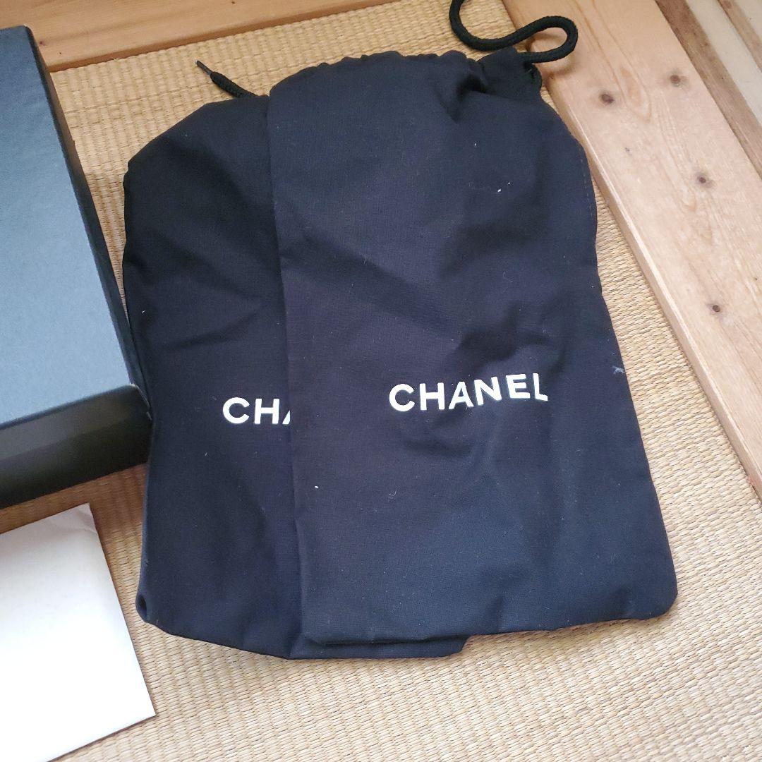 CHANEL 黒 ミュール ロゴ入り