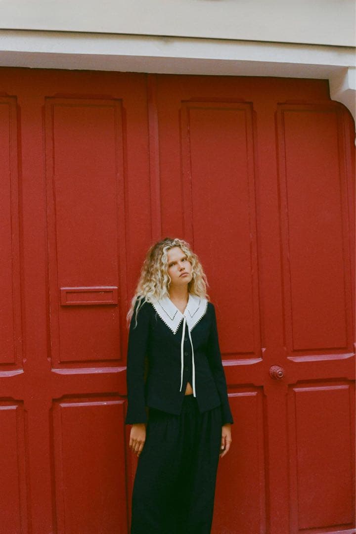 【ZARA】コントラストの効いた取り外し可能なネックブレザー