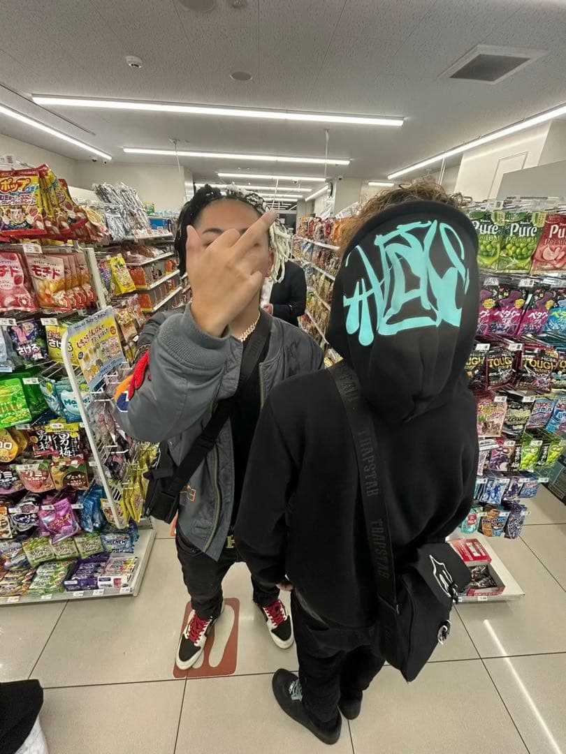 KSUBI ブラック スリムフィット デニムパンツ