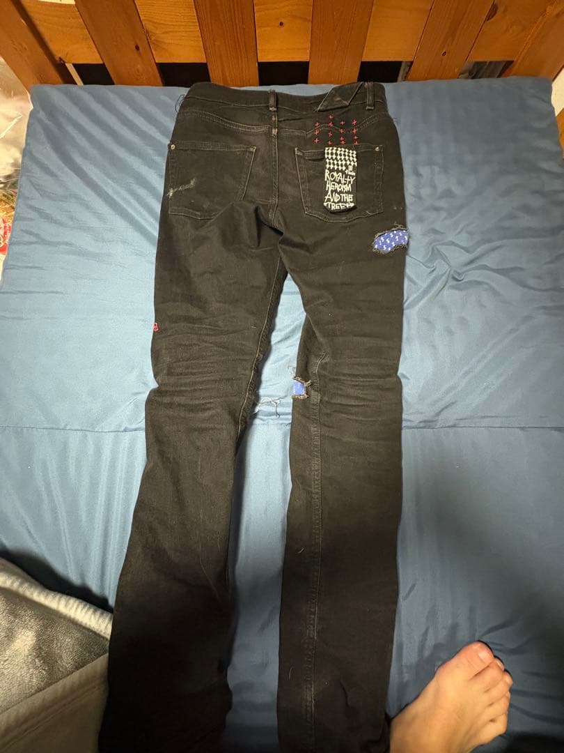 KSUBI ブラック スリムフィット デニムパンツ